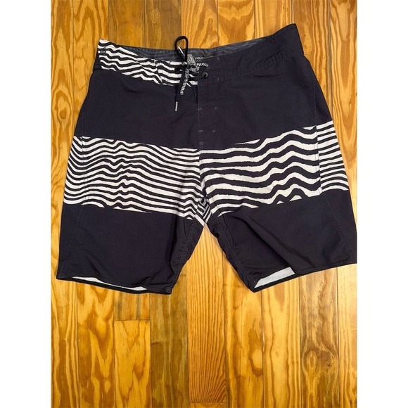 Volcom Men‎ Zebra Stripe Board Shorts Black Size 33 Surf Beach skate swim resort - Picture 1 of 3